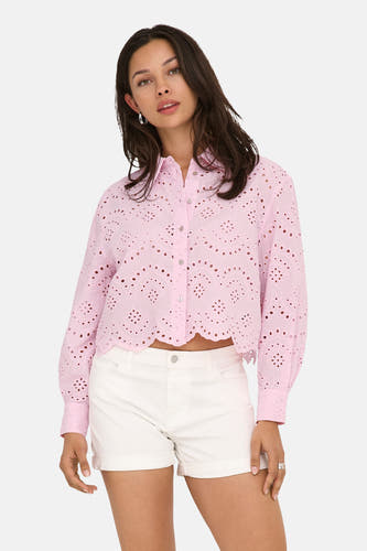 Chemise rose à manches longues de ONLY, avec détails brodés et portée avec un short blanc et des baskets.