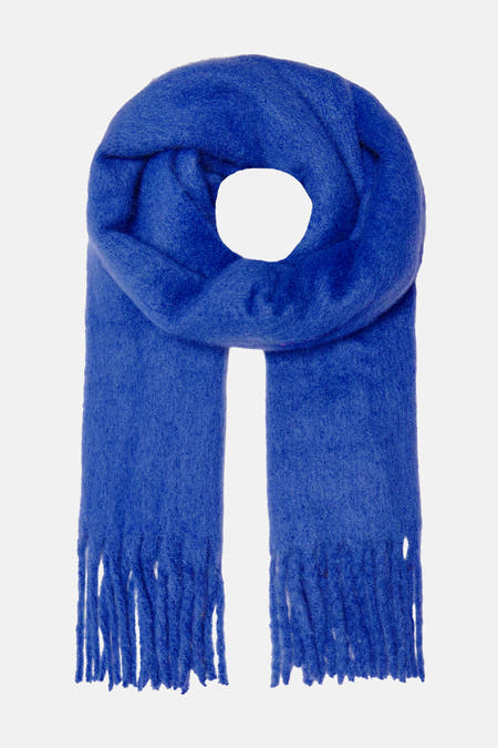 Blauwe wintersjaal van ONLY, met een zachte textuur en franjes aan de uiteinden.