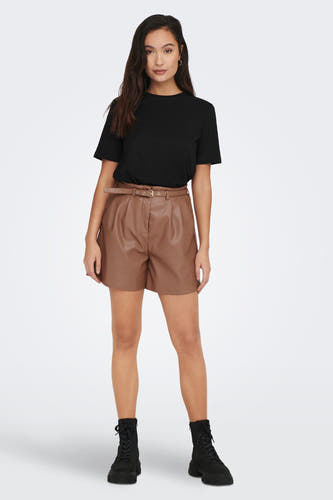 Zwart T-shirt van ONLY, met korte mouwen, gecombineerd met bruine lederlook shorts en zwarte laarzen.