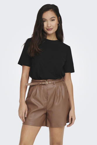 T-shirt noir ONLY®, combiné avec des shorts en cuir marron et une ceinture.