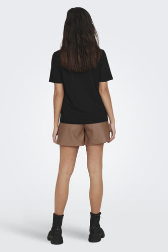 T-shirt noir ONLY, manches courtes et couleur unie, combiné avec un short marron et des bottes noires, vue de dos.