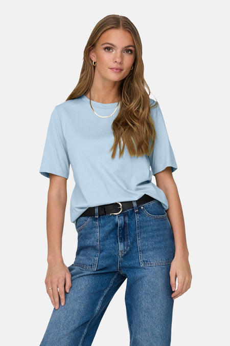 T-shirt bleu à manches courtes de ONLY, vu de dos, combiné avec un jean bleu foncé.