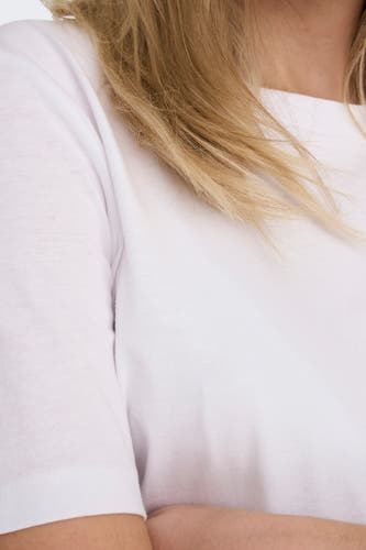 T-shirt blanc ONLY, à manches courtes et tissu uni, porté par une femme blonde.