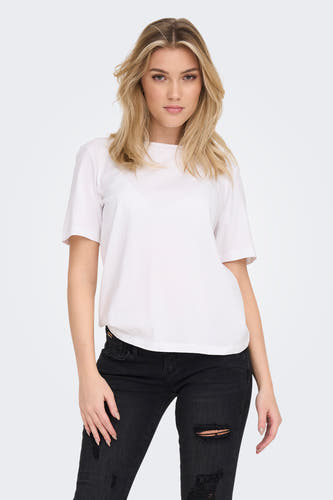 T-shirt blanc court ONLY, porté avec un jean noir déchiré.