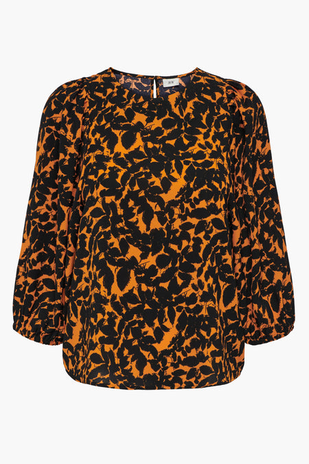 Oranje blouse van JDY met een zwarte bladprint en driekwart mouwen.
