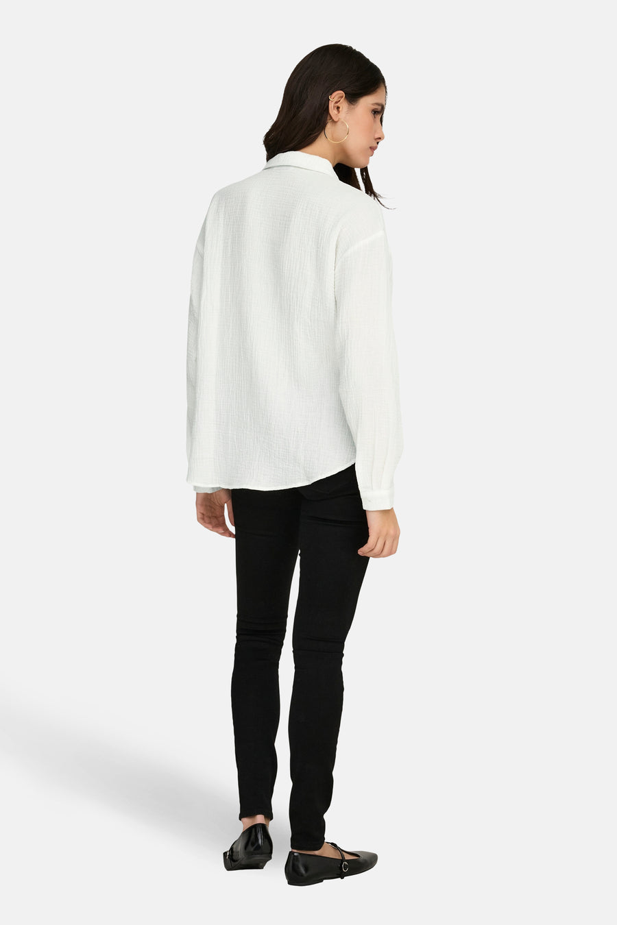 Wit overhemd met lange mouwen van JDY, met een geweven textuur en gedragen met een zwarte broek en schoenen.