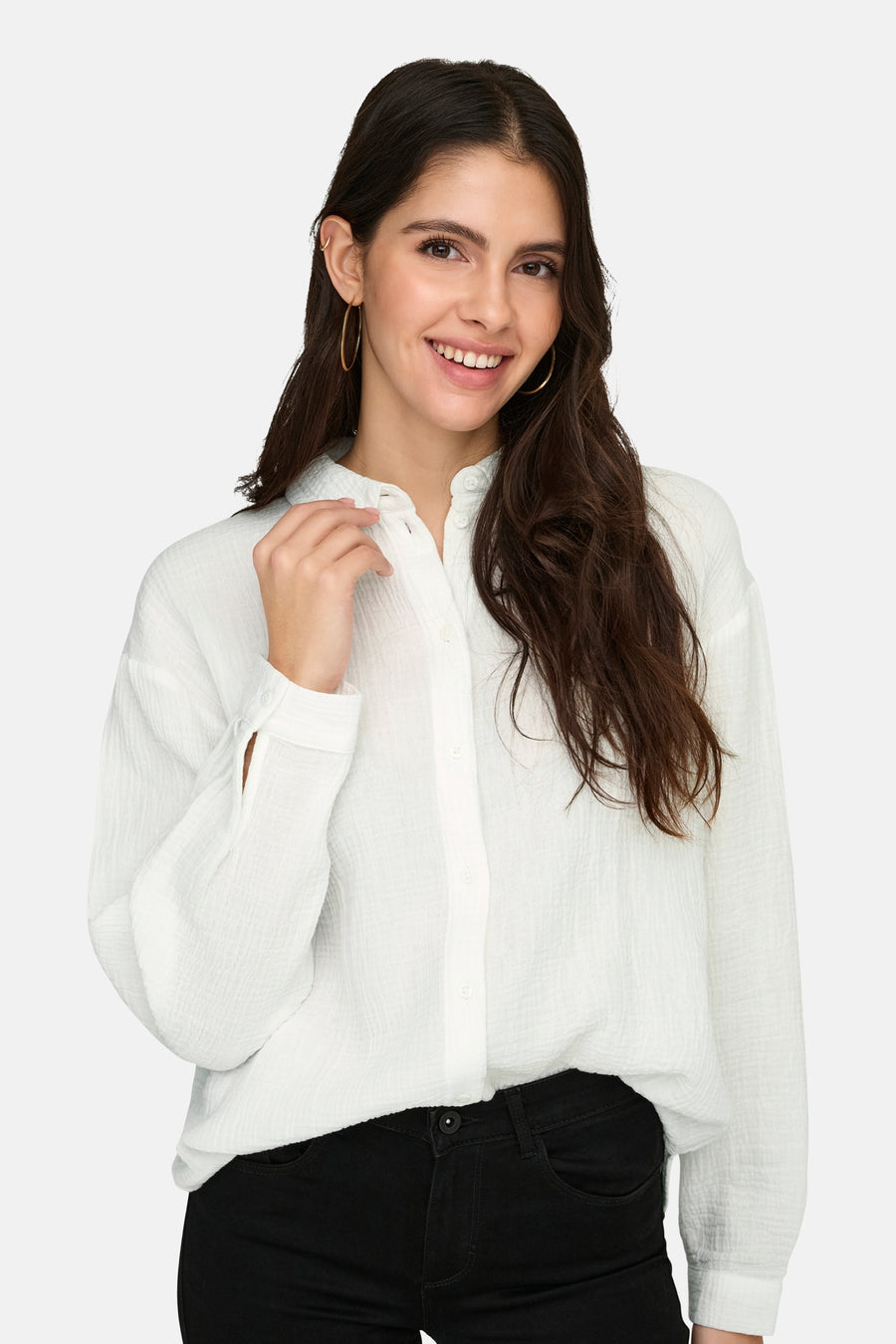 Wit overhemd met lange mouwen van JDY, met knoopsluiting en gedragen met een zwarte broek.
