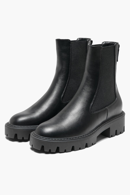 Bottines noires ONLY, avec des pièces élastiques et une semelle à profil grossier.