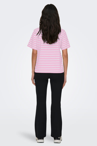 Roze T-shirt met korte mouwen van ONLY, met horizontaal gestreept patroon, gedragen met zwarte broek.