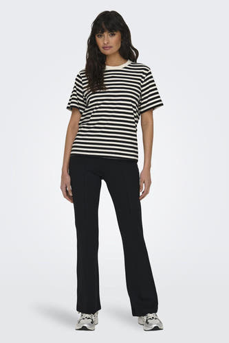 T-shirt blanc à manches courtes d'ONLY, avec des rayures horizontales noires associées à un pantalon noir et des baskets.