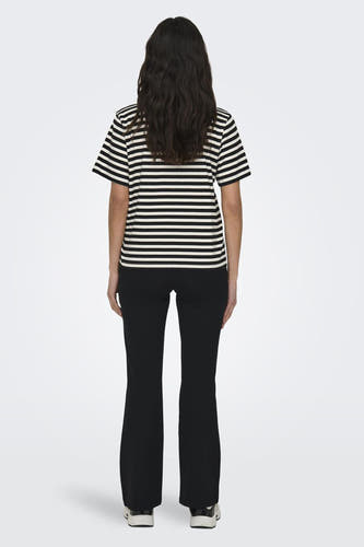 T-shirt blanc de ONLY, avec des rayures horizontales noires, associé à un pantalon noir.