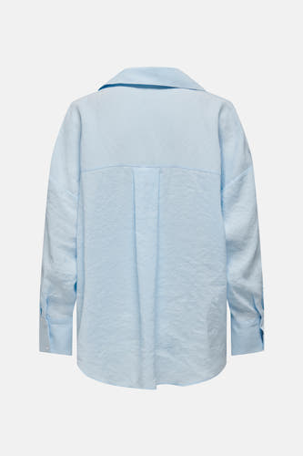 Chemise bleue à manches longues ONLY, dos plissé et texture légère.