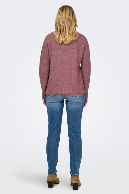 Roze trui met ronde hals van ONLY, gedragen met blauwe jeans en bruine laarzen, achteraanzicht.
