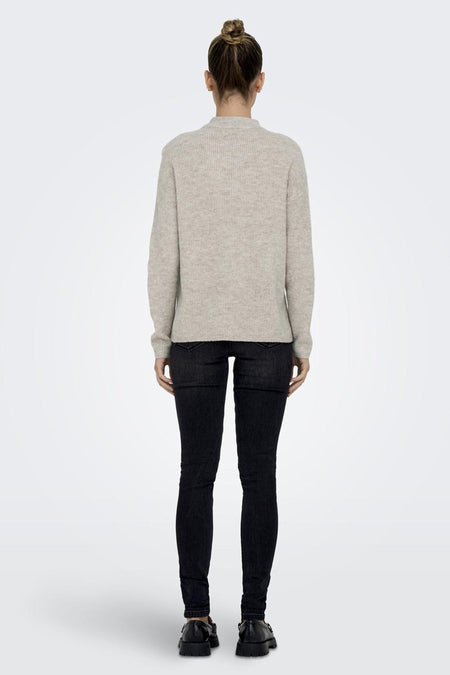 Ecru trui van ONLY®, gezien van achteren, gecombineerd met een zwarte jeans en zwarte schoenen.