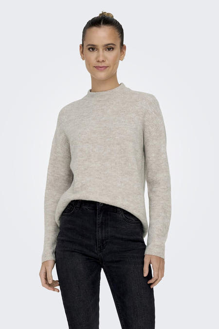 Ecru trui van ONLY, met lange mouwen en een subtiele ribbelstructuur, gecombineerd met zwarte jeans.
