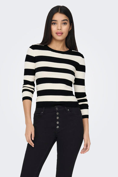 Pull noir à col rond de JDY, avec des rayures horizontales et des manches longues, associé à un pantalon noir.