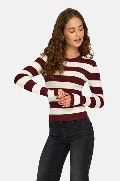 Rode trui met ronde hals van JDY, gestreept in roomwit, gedragen met een zwarte jeans.
