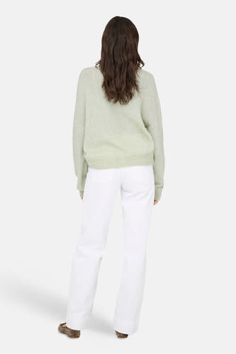 Groene trui met ronde hals van JDY, met lange mouwen en witte broek.