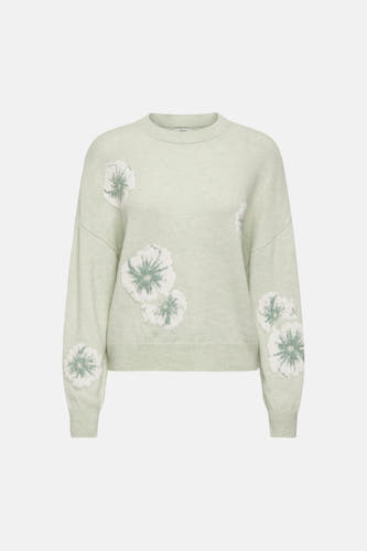 Groene trui met ronde hals van JDY, versierd met witte bloemmotieven.
