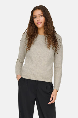 Ecru trui met ronde hals van JDY, gecombineerd met een zwarte pantalon.