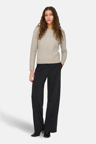 Ecru trui met ronde hals van JDY, gecombineerd met zwarte, losvallende pantalon en zwarte laarsjes met hak.