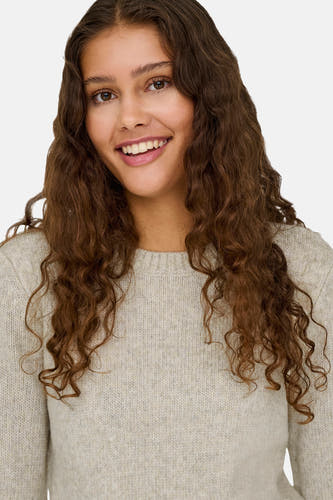 Ecru trui met ronde hals van JDY, getoond op een lachende vrouw met bruin krullend haar.
