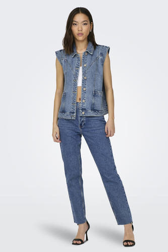 Jean en denim de ONLY®, dans une teinte bleue claire, associé à des jeans coordonnés et des bottines noires.