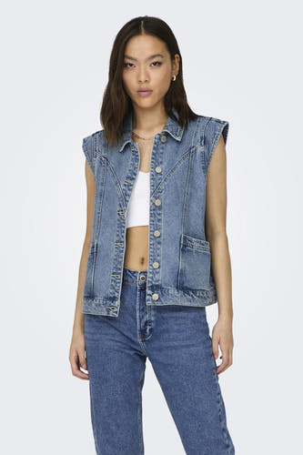 Jean de blauw denim ONLY®, avec fermeture à boutons, poches avant et associé à une chemise blanche et des jeans bleus.