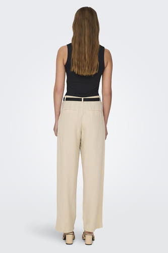 Zwarte top van ONLY®, met rechte bandjes, gecombineerd met een beige broek met riem.