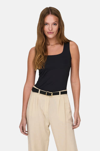 Zwarte top van ONLY, gecombineerd met een goudkleurige ketting en beige pantalon met riem.
