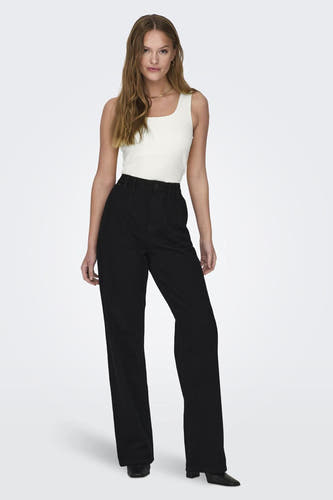 Ecru top met spaghettibandjes van ONLY®, gedragen met een gouden ketting en zwarte, losvallende pantalon.