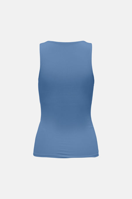Blauwe top van ONLY® mouwloos, met ribbelstructuur en ronde hals, achteraanzicht.
