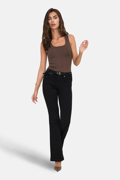 Bruine top van ONLY, gedragen met een zwarte jeans en een goudkleurige armband