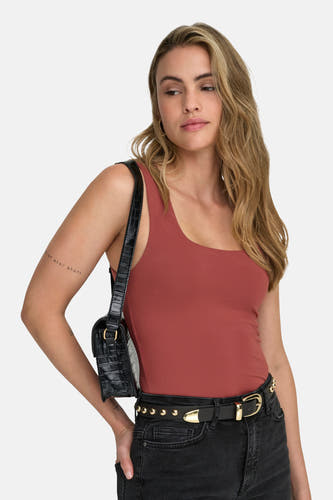 Rode top met spaghettibandjes van ONLY, met een tas met krokodillenprint.