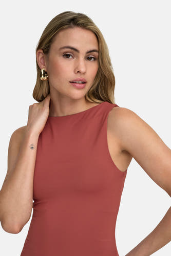Rode top met spaghettibandjes van ONLY®, met gouden oorbellen en een tattoo op de onderarm.