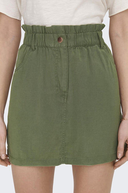 Korte, groene rok van ONLY, met elastische tailleband en een decoratieve knoop.
