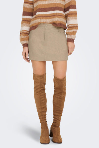 Beige korte rok van ONLY®, strak model met voorzak, gedragen met gestreept trui en bruine over-de-knie laarzen, front view