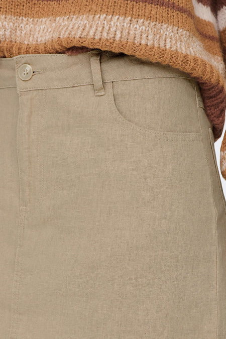 Beige korte rok van ONLY® met knoopsluiting en zakken, gedragen met gestreepte trui, close-up vooraanzicht