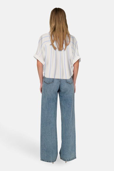 Wit hemd met korte mouwen van ONLY, met blauwe verticale strepen, gecombineerd met wijde jeans.