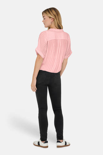 Roze hemd met korte mouwen van ONLY®, met verticale strepen, van achteren gezien, gedragen met een zwarte jeans en witte sneakers.