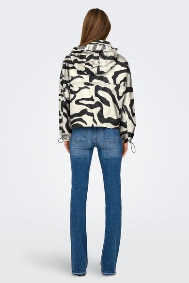 Witte korte jas van ONLY, met zebraprint, gecombineerd met blauwe spijkerbroek.