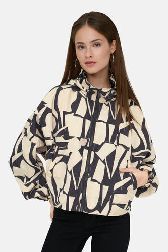 Korte beige jas van ONLY, met abstract zwart patroon en lange mouwen.
