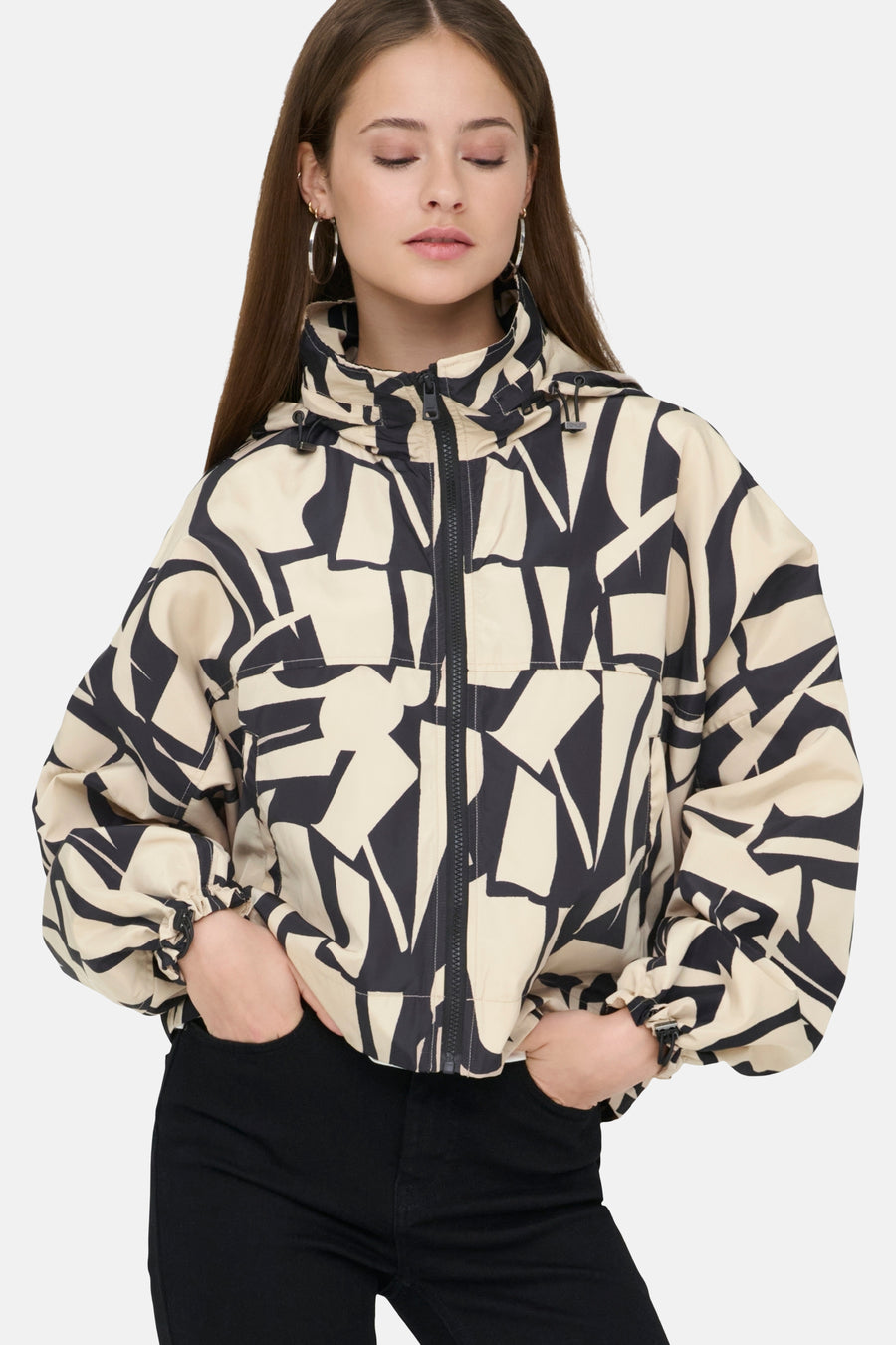 Beige korte jas van ONLY met abstract zwart dessin.
