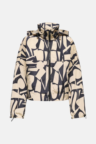 Korte beige jas van ONLY met een zwart en beige geometrisch patroon.
