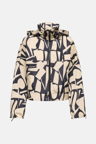 Korte beige jas van ONLY met een zwart en beige geometrisch patroon.
