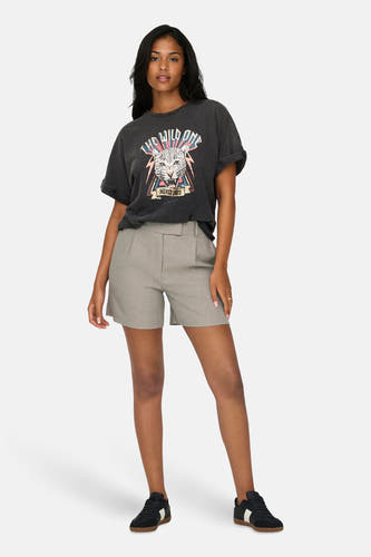 Beige short van ONLY, gecombineerd met een zwart T-shirt en zwarte sneakers.