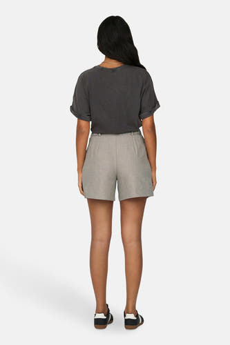 Beige short van ONLY, met een effen kleur en een klassieke pasvorm, gecombineerd met een donkergrijs T-shirt.
