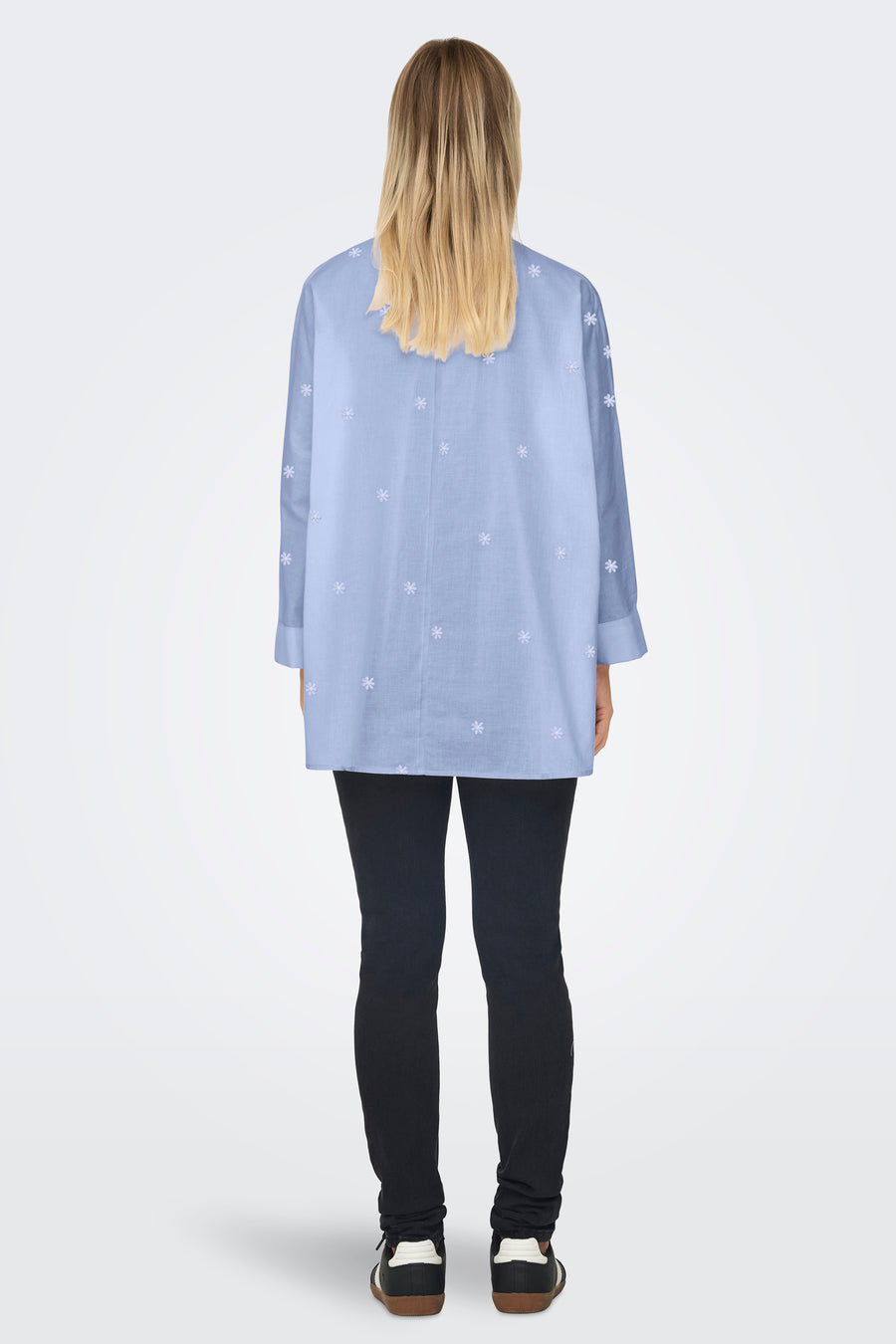 Blauw, lange mouwen hemd van ONLY, met bloemmotief en gedragen met zwarte broek.

