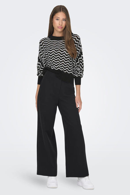 Pull noir avec col rond de JDY, à motif zigzag et longues manches.