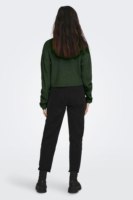 Groene trui met ronde hals van ONLY, gezien van achteren, met lange mouwen en ribgebreide textuur, gecombineerd met een zwarte jeans.